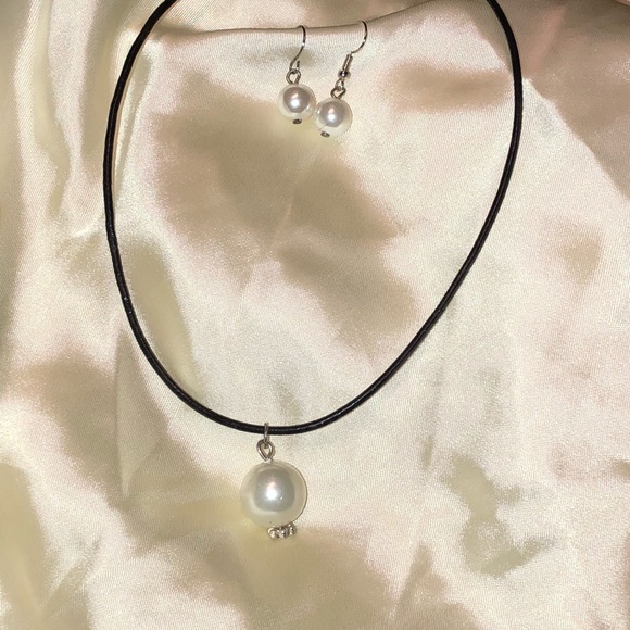 Faux pearl pendant on leather necklace & earrings - Picture 5 of 8